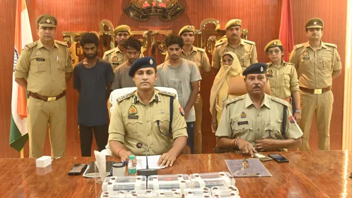 पकड़े गए आरोपितों के बारे में जानकारी देते एसपी संतोष कुमार मिश्रा (बीच में) सौ.पुलिस मीडिया सेल