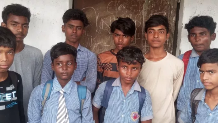स्कूल में 9 बच्चों को बंद कर घर चले गए शिक्षक। जागरण फोटो