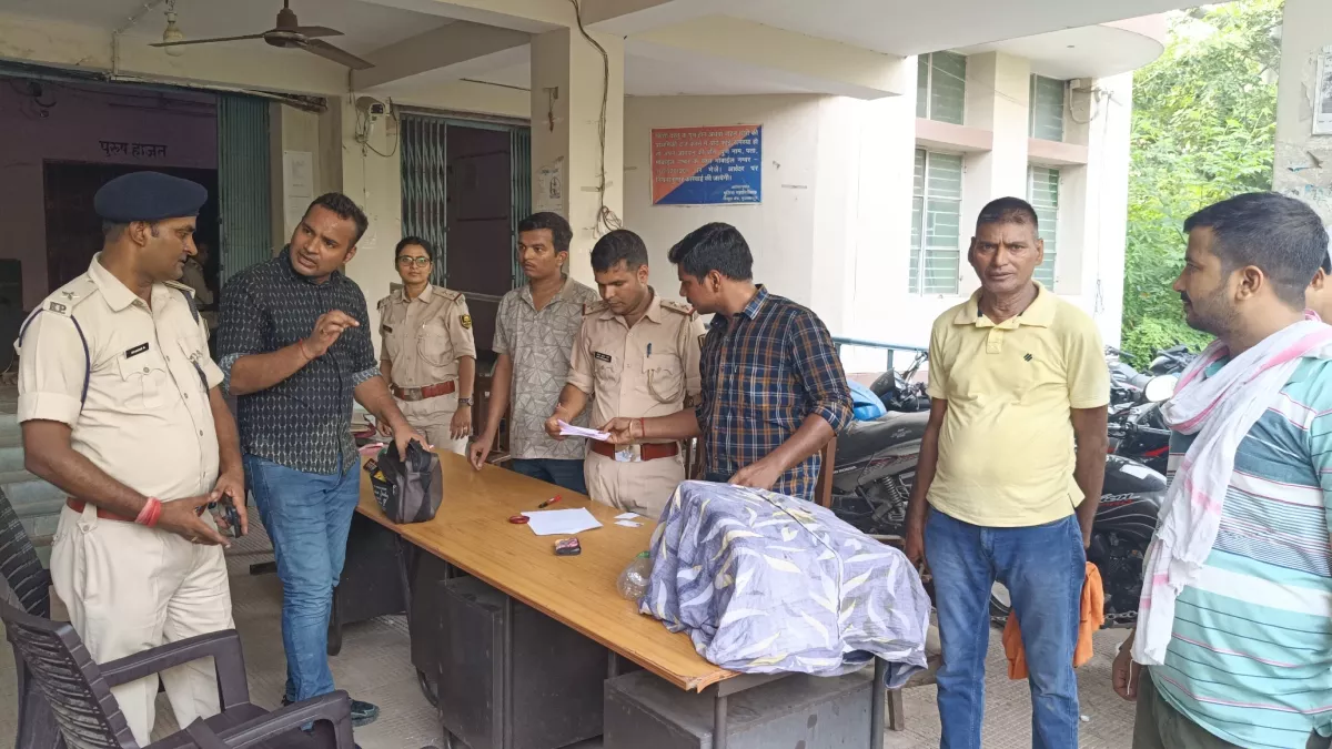 Hajipur News: ठग गिरोह का भंडाफोड़, 53.30 लाख कैश और भारी मात्रा में सोना-चांदी बरामद; 2 गिरफ्तार