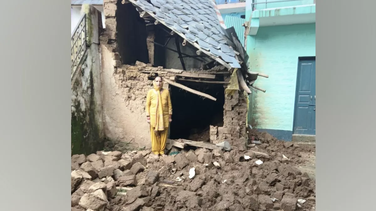 Himachal Rain: बिलासपुर में बारिश का कहर... दो दिनों की बारिश में तबाह कई मकान, विभाग को करोड़ों का नुकसान