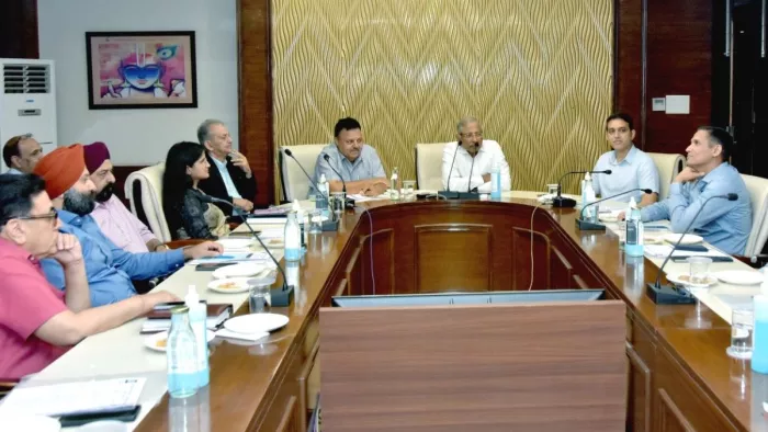 गुड़गांव बैडमिंटन एसोसिएशन की बैठक में मौजूद पदाधिकारी व सदस्य।सौ. पीआरओ