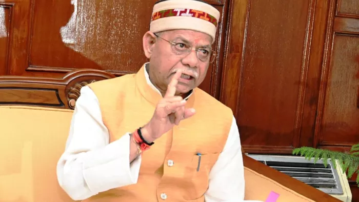 शिमला स्थित राजभवन में वीरवार को पत्रकारों से बातचीत करते राज्यपाल शिव प्रताप शुक्ल।
