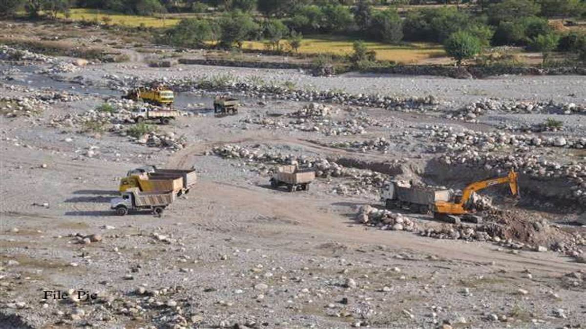 https://www.jagranimages.com/images/newimg/24072025/24_07_2025-illegal_mining_jammu_23993348.jpg