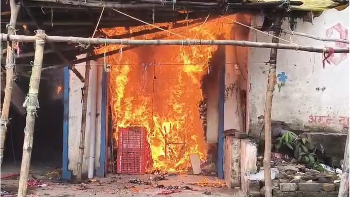 कांड्रा में कपड़ा दुकान में लगी भीषण आग, लाखों का सामान जलकर राख