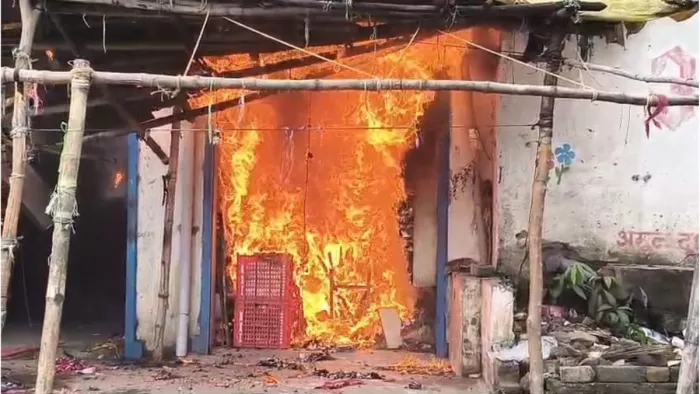 कपड़े की दुकान में लगी आग। (फोटो जागरण)