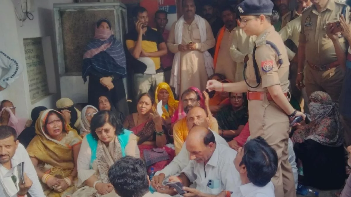 UP News: छह घंटे तक धरने पर बैठीं राज्य मंत्री प्रतिभा शुक्ला, कार्यकर्ताओं पर दर्ज मुकदमे का विरोध, जांच के आश्वासन पर मानीं