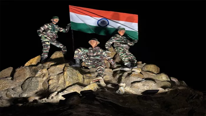 हर साल काफी संख्या में देशवासी लद्दाख में बलिदानियों को श्रद्धांजलि देने आते हैं।
