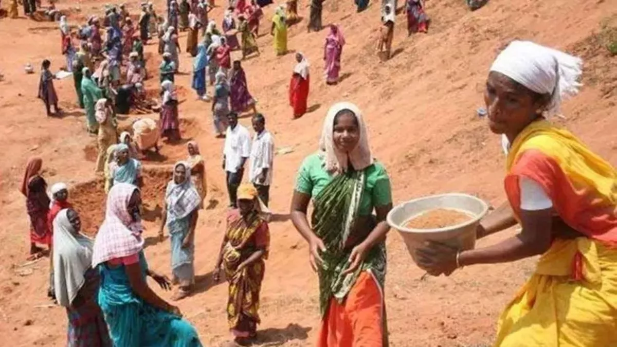 Munger News: 14 दिनों तक जमकर हुई लूट, एक फोटो से लग रही थी कई मजदूरों की हाजिरी