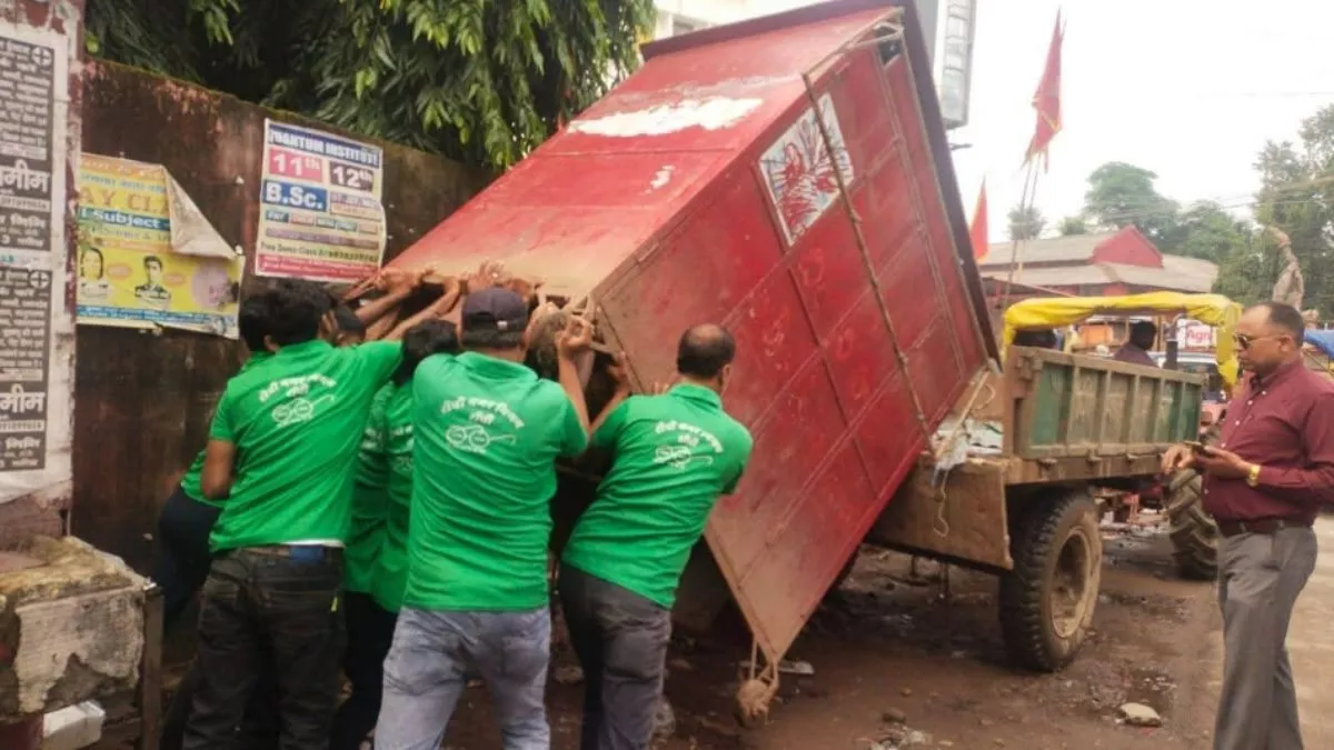 Bulldozer Action: झारखंड में इस जगह गरजा प्रशासन का बुलडोजर, अवैध दुकानों को किया गया ध्वस्त