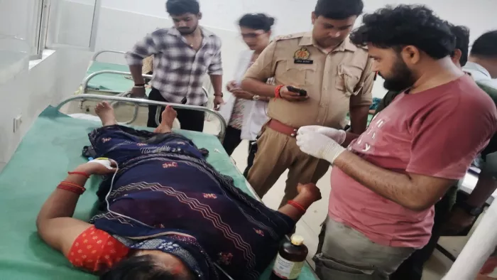 रानीगंज के जरियारी गांव में फायरिंग में दो महिलाएं घायल हो गईं। सूचना पर जांच को पहुंचे पुलिस अधिकारी।
