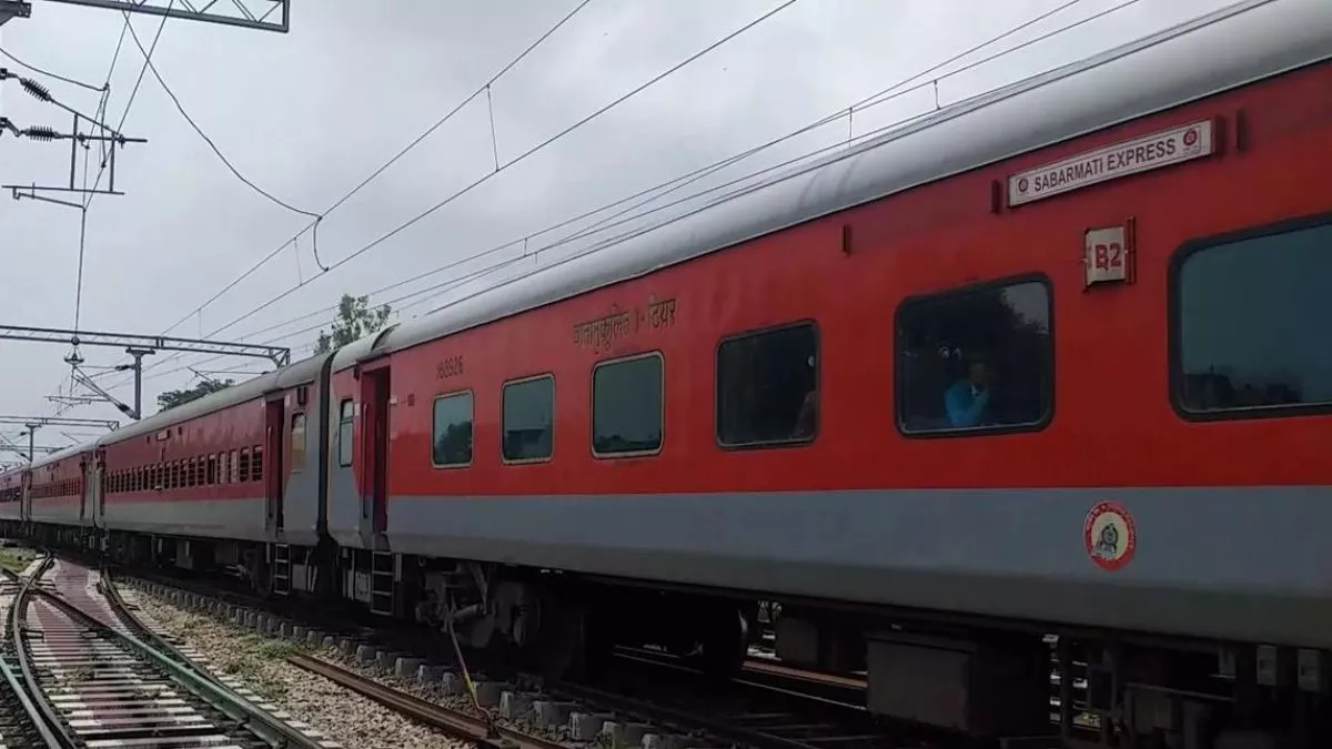 साबरमती एक्सप्रेस में घुसी GRP, सीट नंबर 44 के यात्री पर हुआ शक; जब उसका बैग खोला... तो फटी रह गई आंखें!