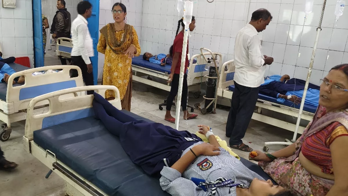 गोपालगंज में दो विद्यालयों के सात छात्राओं की तबीयत बिगड़ने पर पहुंचाया गया अस्पताल