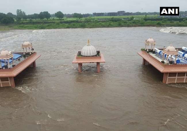 Gujarat Weather Update: गुजरात में भारी बारिश के बाद पानी में डूबा स्‍वामीनारायण मंदिर