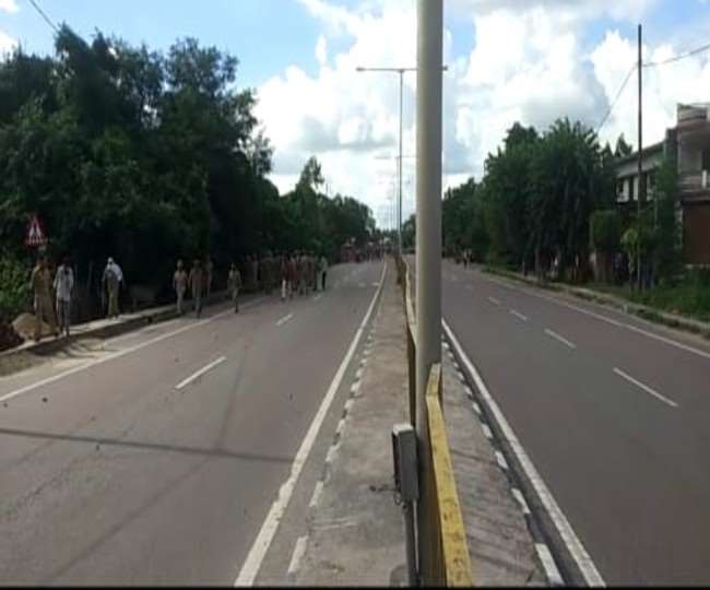 लखनऊ: मवेशियों को बचाने में अनियंत्रित कार ने चार को रौंदा, भीड़ ने पुलिस पर किया पथराव