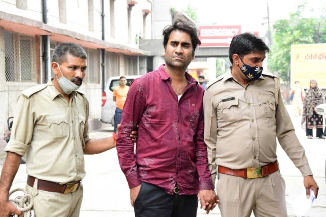 स्मार्टफोन फ्रीडम 251 का सपना दिखाने वाला मोहित गया जेल - Revised : Mohit  who dreamed of Smartphone Freedom 251 went to jail - Uttar Pradesh  Ghaziabad Crime News