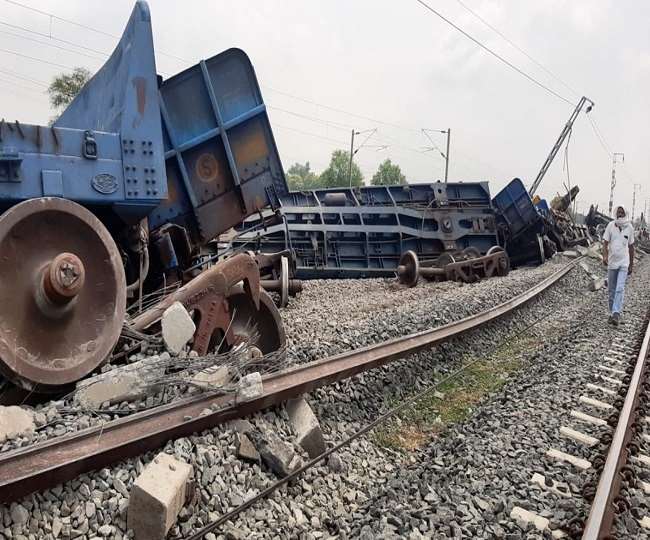 Etawah Train Accident: डीएफसी ट्रैक बहाल करने में जुटे 250 कर्मचारी, हादसे की वजह पर अफसरों ने साधा मौन