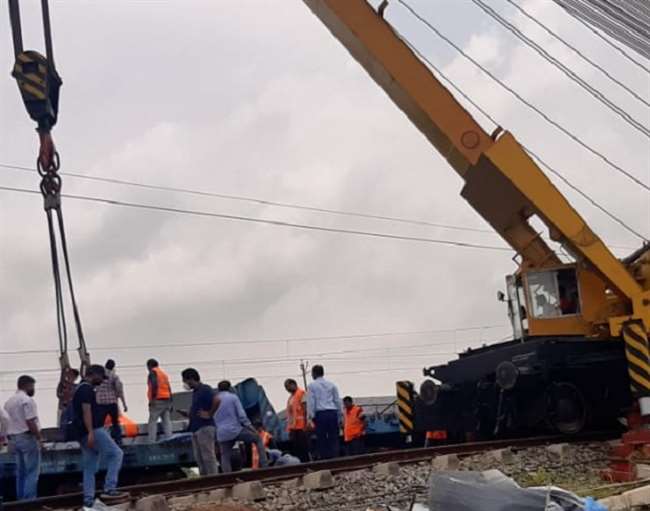 Etawah Train Accident: 20 घंटे बाद भी बहाल नहीं हुआ डेडीकेटेड फ्रेट कारिडोर, मालगाड़ियों का संचालन रुका