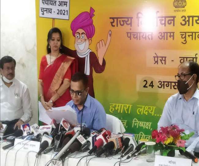 प्रेस कांफ्रेंस कर मुख्‍य निर्वाचन अधिकारी दीपक प्रसाद। जागरण