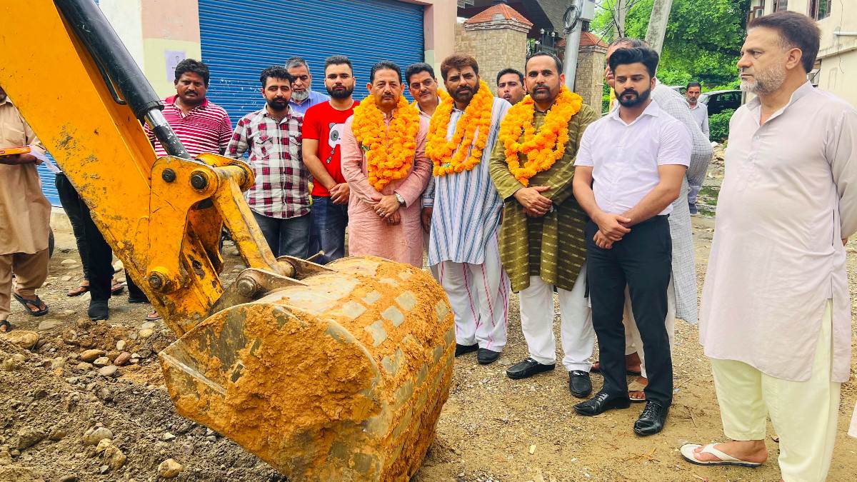 Jammu बठिंडी पंचायत में टाइल का काम शुरू, 22 लाख रुपये होंगे खर्च