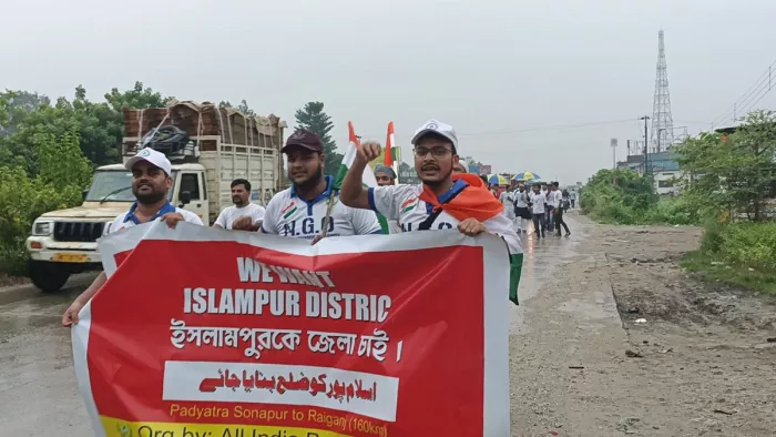 रेजा कमेटी द्वारा निकाली जा रही पदयात्रा। जागरण फोटो।