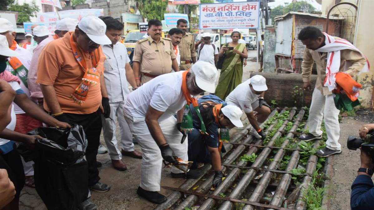 pm modi realizing mahatma gandhi dream of clean india up minister swatantradev singh said in varanasi