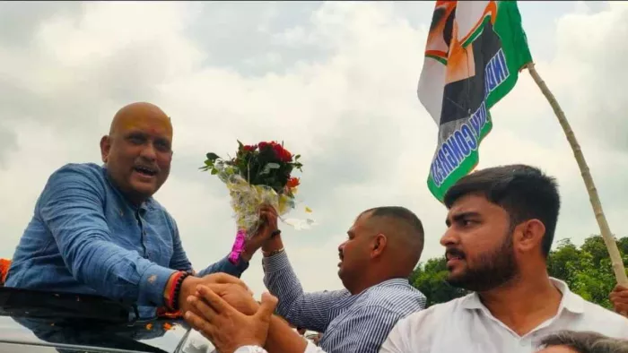 मुसाफिरखाना में नवनियुक्त प्रदेश कांग्रेस अध्यक्ष का स्वागत करते पार्टी पदाधिकारी:- जागरण