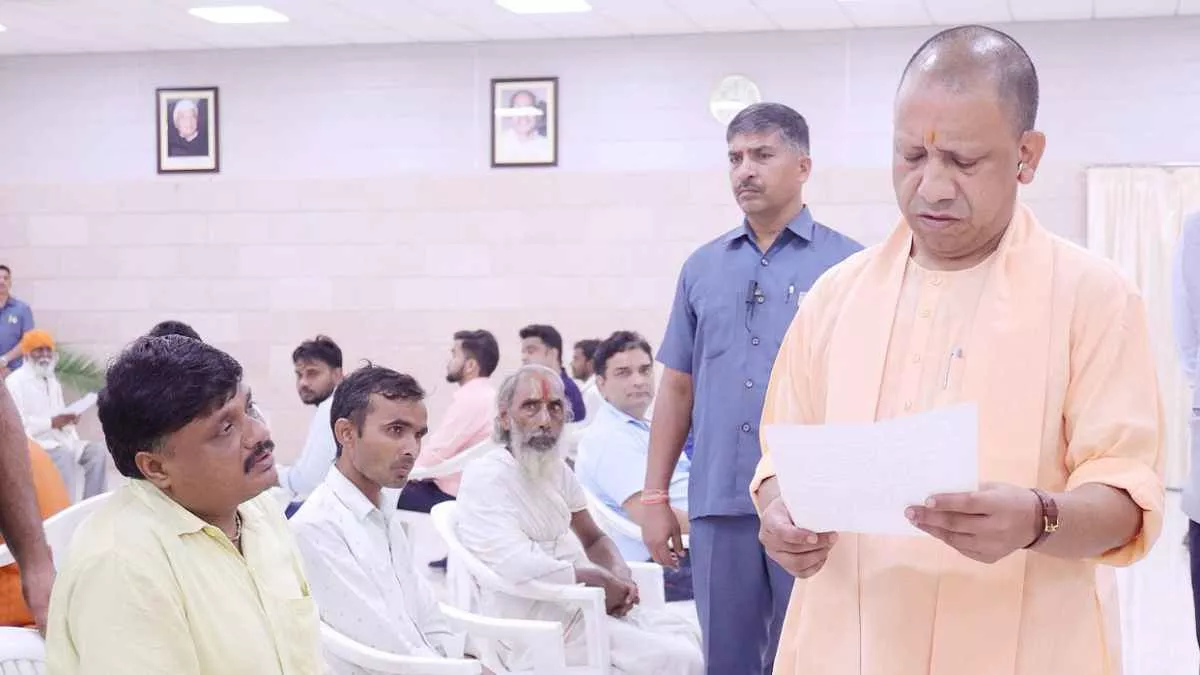 Lucknow: CM योगी ने जनता दरबार में सुनीं 200 से अधिक लोगों की समस्याएं,  क‍िया न्‍याय का वादा - CM Yogi holds janta darbar in lucknow listened  problems of over 200 people