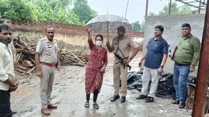तीन फैक्ट्रियाें में चर्बी से बन रहा साबुन, किया सीज।