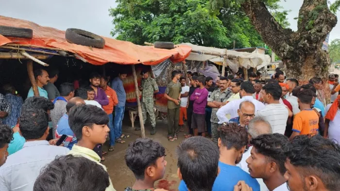 मृतक के पीठ पर भी धारदार हथियार से वार करने के हैं निशान।