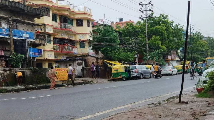 नीलेश मुखिया की मौत की सूचना के बाद कुर्जी इलाके में दहशत का माहौल। सड़कें हुई सुनसान। फोटो- जागरण।