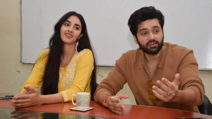 Gadar 2: दैनिक जागरण कार्यालय में आए अभिनेता उत्कर्ष शर्मा व अभिनेत्री सिमरत कौर