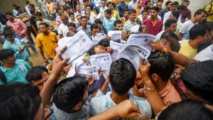 पटना में परीक्षा केंद्र के बाहर जुटे छात्र। फोटो- जागरण