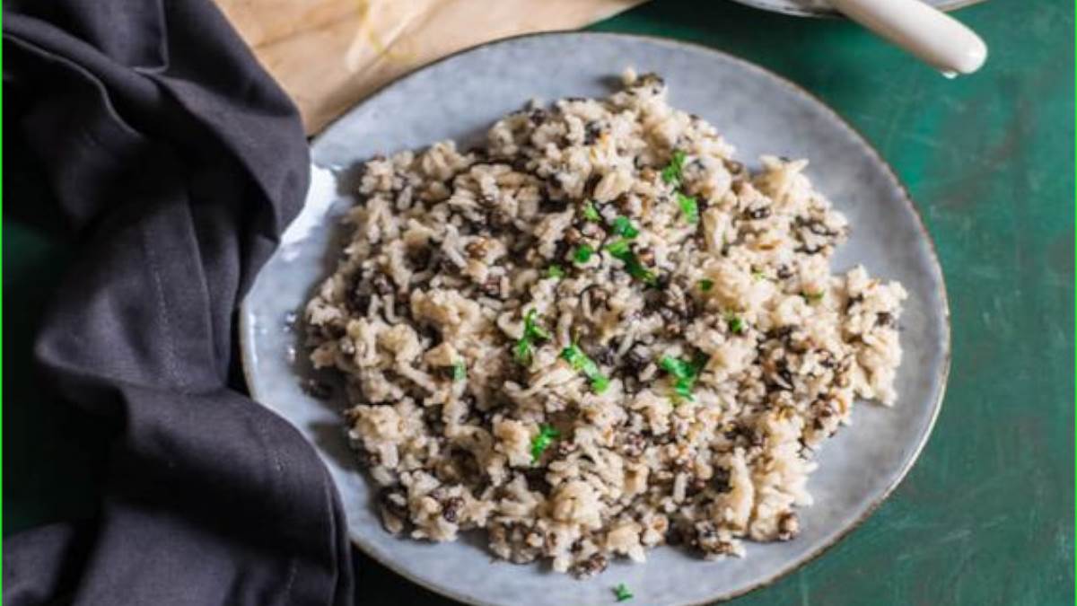 https://www.jagranimages.com/images/newimg/24082023/24_08_2023-urad_dal_khichdi_benefits_f_23509848.jpg