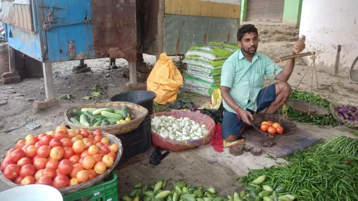 Bihar: चीनी टमाटर को अलविदा... जानिए भारतीय बाजार में 150 रुपये से 80 पर कैसे आया भाव?