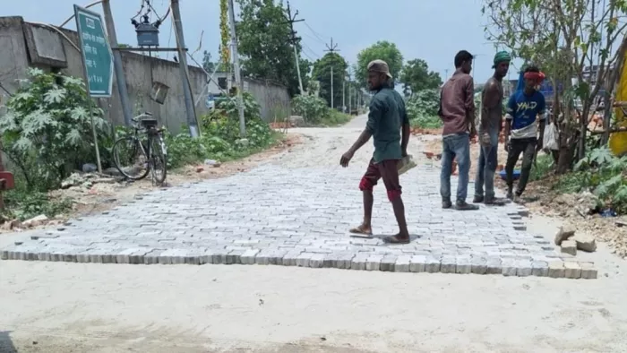 औद्योगिक क्षेत्र जगदीशपुर में सर्विस रोड का निर्माण करते श्रमिक : जागरण