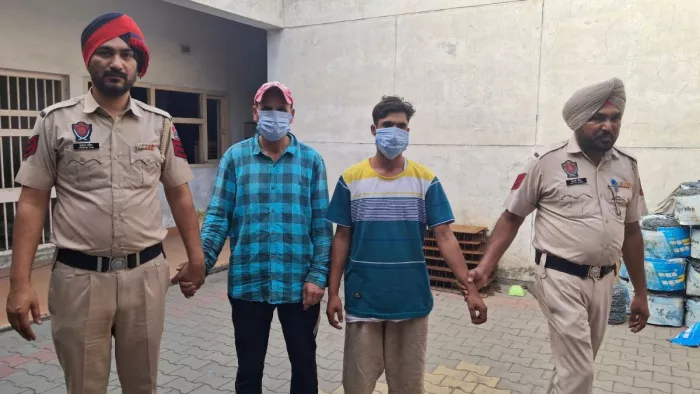 गौ मांस के साथ गिरफ्तार व्यक्तियों को कोर्ट में पेश करने ले जा रहे पुलिस मुलाजिम