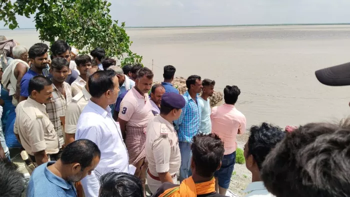 बिहार के बगहा में गंडक नदी में नाव पलटी (जागरण)