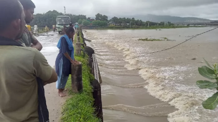 Flood In Bihar: नारदीगंज के ढाढर नदी में पानी का तेज वहाव को देखते लोग।
