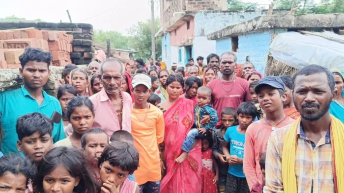 घटना के बाद ग्रामीणों की भीड़। फोटो- जागरण