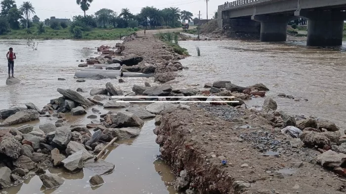 ढाढ़र नदी में टूटा डायवर्जन। फोटो- जागरण