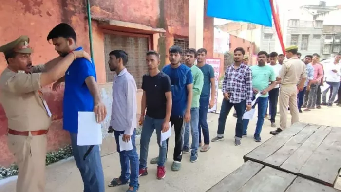 इस्लामियां इंटर कालेज में शनिवार को पुलिस भर्ती परीक्षा देने आए परीक्षार्थियों की तलाशी लेते पुलिस कर्मी। जागरण