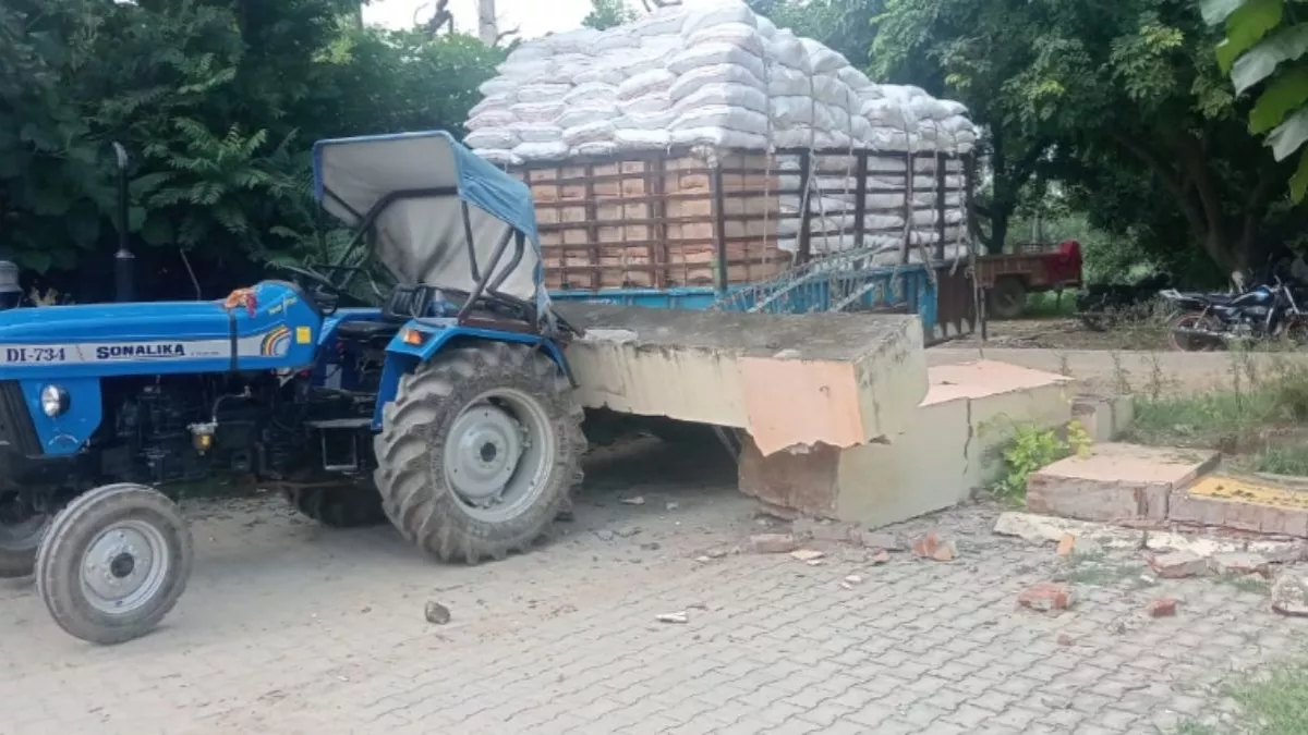 UP News : ट्रैक्टर की टक्कर से गिरा दिया अस्पताल का गेट, लोगों ने ड्राइवर को पकड़ा तो बोला- मैं दोबारा बनवा दूंगा