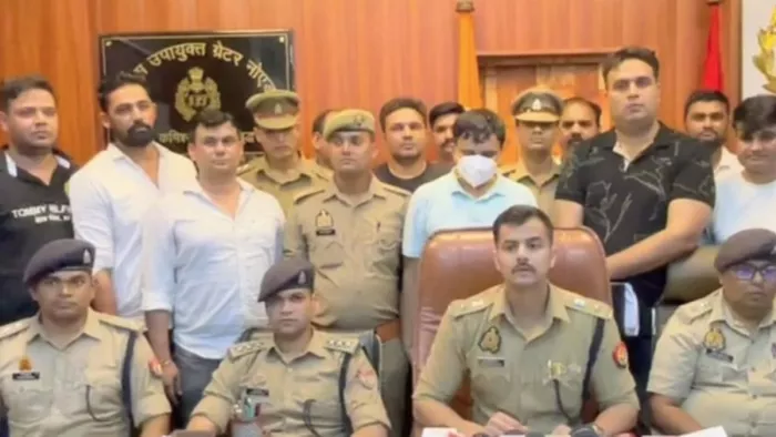 पकड़े गए हत्यारोपित के बारे में जानकारी देते डीसीपी साद मियां खान। फोटो-जागरण