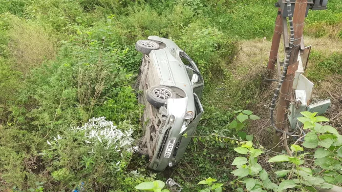 शिमला से चुराई गई कार हुई दुर्घटनाग्रस्त, दो आरोपी घायल।