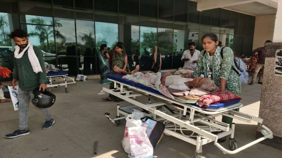 Gorakhpur AIIMS: डॉक्टरों ने किया मना, पुलिस ने कराया भर्ती; चार घंटे बाद रेफर
