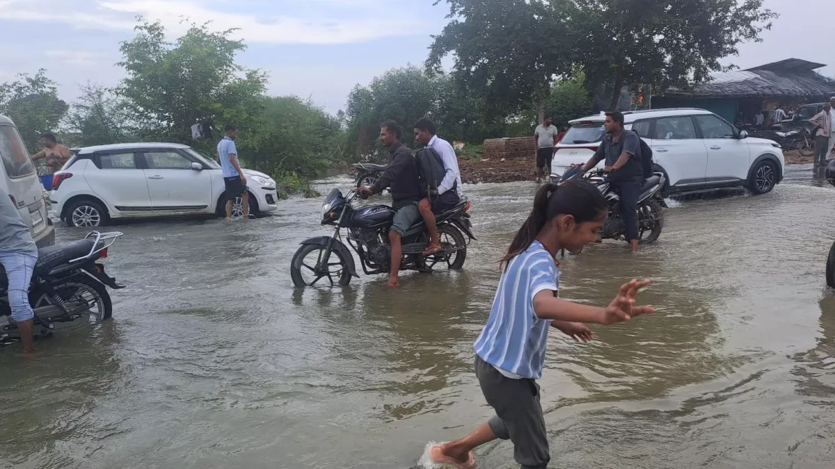 Yamuna Water: फसलें बर्बाद, मिट्टी बेजान और खेतों में जमा पानी... बर्बादी का बोझ छोड़ गई यमुना की बाढ़!