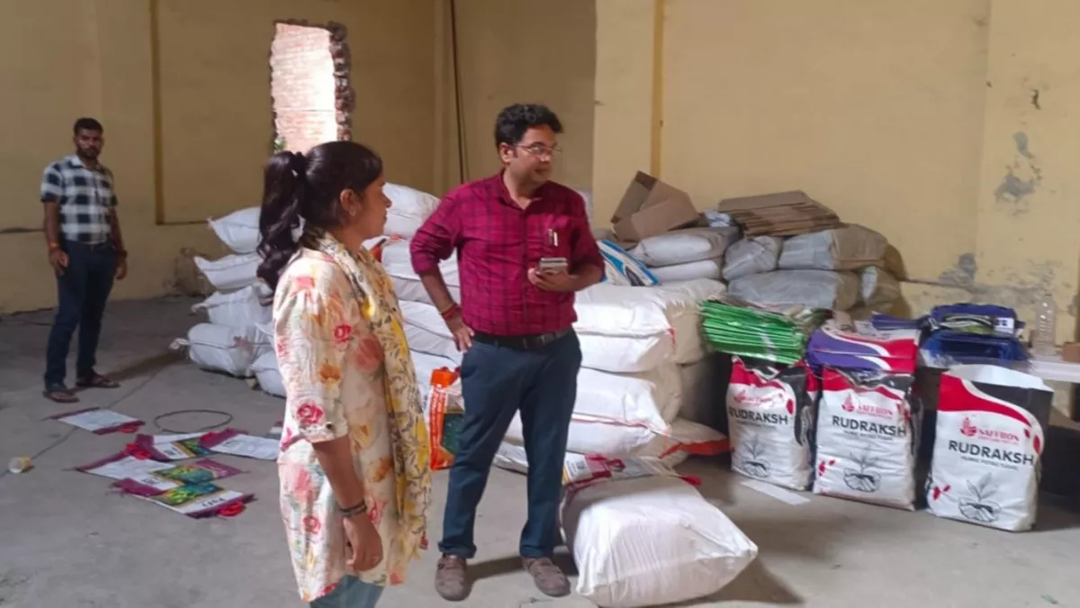 Shahjahanpur News: गोदाम में छापा मारने पहुंचे अधिकारी अंदर खाद देखकर रह गए दंग, फौरन लगाई सील