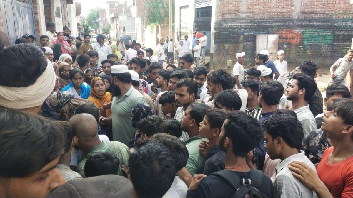 https://www.jagranimages.com/images/newimg/24082025/24_08_2025-aligarh_crowd_24023375.jpg