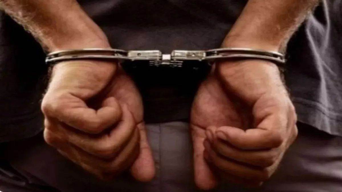 https://www.jagranimages.com/images/newimg/24082025/24_08_2025-arrest_12_24023392.jpg