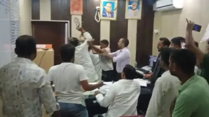 अधीक्षण अभियंता विद्युत को भाजपा कार्यकर्ता ने मारा जूता, कार्यालय में हुई मारपीट।